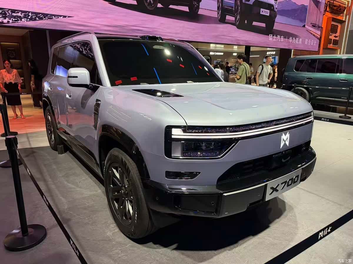 M-Hero X700 SUV at its Chengdu Auto Show unveiling